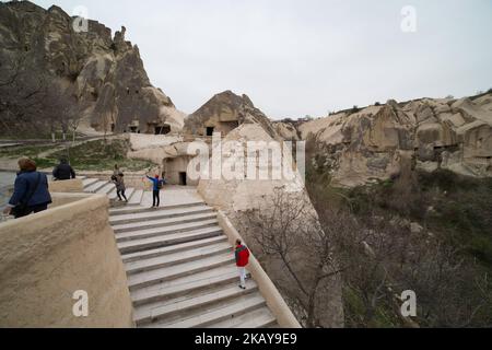 Göreme Freilichtmuseum in Kappadokien, in der Provinz Nevsehir in Zentralanatolien, Türkei. Es ist ein klösterlicher Komplex mit sehr gut erhaltenen geschnitzten Kirchen in den vulkanischen Felsen. Die Kirchen stammen aus dem 10.. Jahrhundert und sind heute UNESCO-Weltkulturerbe. Das breitere Gebiet wurde von den Griechen gebaut, um vor Kämpfen in der Vergangenheit geschützt zu werden. Bis 1923 lebten hier noch Griechen. Die Kirchen hier sind berühmt für die Fresken, aber berühmt sind auch die bekannten Feenkamine, die vulkanische Felsformationen in einer hohen konischen Form sind. (Foto von Nicolas Economou/NurPhoto) Stockfoto