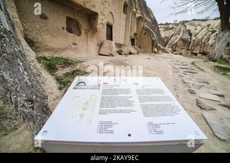 Göreme Freilichtmuseum in Kappadokien, in der Provinz Nevsehir in Zentralanatolien, Türkei. Es ist ein klösterlicher Komplex mit sehr gut erhaltenen geschnitzten Kirchen in den vulkanischen Felsen. Die Kirchen stammen aus dem 10.. Jahrhundert und sind heute UNESCO-Weltkulturerbe. Das breitere Gebiet wurde von den Griechen gebaut, um vor Kämpfen in der Vergangenheit geschützt zu werden. Bis 1923 lebten hier noch Griechen. Die Kirchen hier sind berühmt für die Fresken, aber berühmt sind auch die bekannten Feenkamine, die vulkanische Felsformationen in einer hohen konischen Form sind. (Foto von Nicolas Economou/NurPhoto) Stockfoto