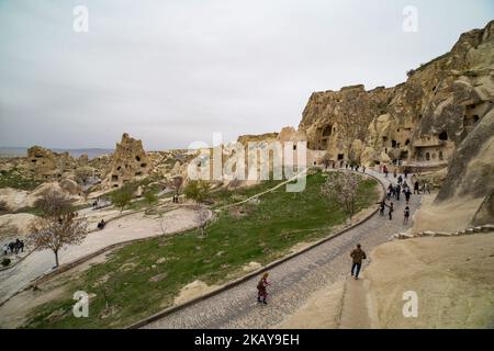 Göreme Freilichtmuseum in Kappadokien, in der Provinz Nevsehir in Zentralanatolien, Türkei. Es ist ein klösterlicher Komplex mit sehr gut erhaltenen geschnitzten Kirchen in den vulkanischen Felsen. Die Kirchen stammen aus dem 10.. Jahrhundert und sind heute UNESCO-Weltkulturerbe. Das breitere Gebiet wurde von den Griechen gebaut, um vor Kämpfen in der Vergangenheit geschützt zu werden. Bis 1923 lebten hier noch Griechen. Die Kirchen hier sind berühmt für die Fresken, aber berühmt sind auch die bekannten Feenkamine, die vulkanische Felsformationen in einer hohen konischen Form sind. (Foto von Nicolas Economou/NurPhoto) Stockfoto