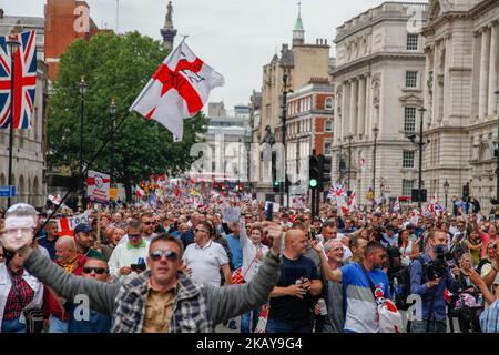 Unterstützer von Tommy Robinson während eines Protestes gegen Tommy Robinson in Whitehall am 9. Juni 2018 in London, England. Die Demonstranten fordern die Freilassung des Anführers der englischen Verteidigungsliga (EDL), Tommy Robinson, der wegen Gerichtssachens 13 Monate im Gefängnis sitzt. (Foto von Alex Cavendish/NurPhoto) Stockfoto