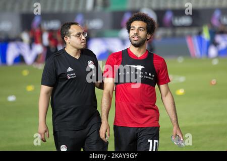 Ägyptens Fußballstar Mohamed Salah (R) geht mit dem ägyptischen Nationalmannschaftsarzt Mohamed Abou El-Ela während einer Trainingseinheit für das Team zur Vorbereitung auf die Weltmeisterschaft 2018 in Russland, im Kairoer Stadion, in Kairo, Ägypten, am 09. Juni 2018. (Foto von Fayed El-Geziry/NurPhoto) Stockfoto