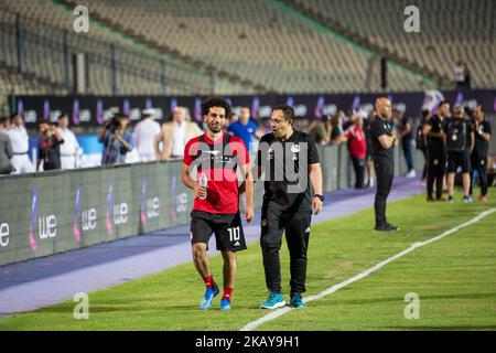 Ägyptens Fußballstar Mohamed Salah (L) geht mit dem ägyptischen Nationalmannschaftsarzt Mohamed Abou El-Ela während einer Trainingseinheit für das Team zur Vorbereitung auf die Weltmeisterschaft 2018 in Russland, im Kairoer Stadion, in Kairo, Ägypten, am 09. Juni 2018. (Foto von Fayed El-Geziry/NurPhoto) Stockfoto