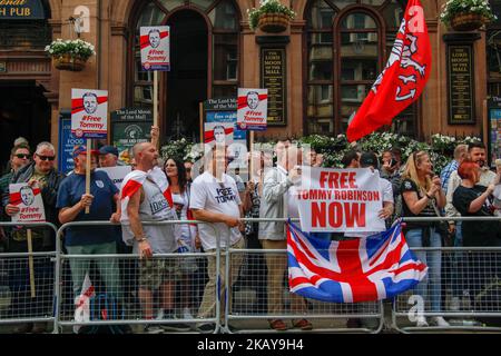 Anhänger von Tommy Robinson versammeln sich während eines Protestes von 'Free Tommy Robinson' in Whitehall am 9. Juni 2018 in London, England. Die Demonstranten fordern die Freilassung des Anführers der englischen Verteidigungsliga (EDL), Tommy Robinson, der wegen Gerichtssachens 13 Monate im Gefängnis sitzt. (Foto von Alex Cavendish/NurPhoto) Stockfoto