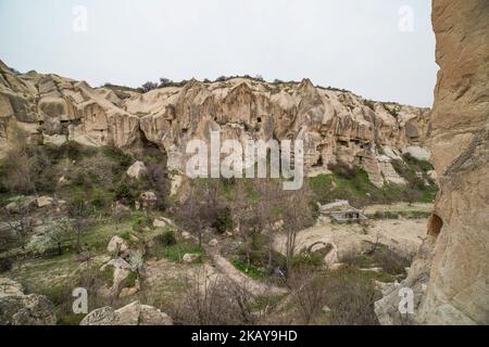 Göreme Freilichtmuseum in Kappadokien, in der Provinz Nevsehir in Zentralanatolien, Türkei. Es ist ein klösterlicher Komplex mit sehr gut erhaltenen geschnitzten Kirchen in den vulkanischen Felsen. Die Kirchen stammen aus dem 10.. Jahrhundert und sind heute UNESCO-Weltkulturerbe. Das breitere Gebiet wurde von den Griechen gebaut, um vor Kämpfen in der Vergangenheit geschützt zu werden. Bis 1923 lebten hier noch Griechen. Die Kirchen hier sind berühmt für die Fresken, aber berühmt sind auch die bekannten Feenkamine, die vulkanische Felsformationen in einer hohen konischen Form sind. (Foto von Nicolas Economou/NurPhoto) Stockfoto