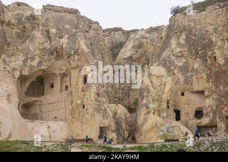 Göreme Freilichtmuseum in Kappadokien, in der Provinz Nevsehir in Zentralanatolien, Türkei. Es ist ein klösterlicher Komplex mit sehr gut erhaltenen geschnitzten Kirchen in den vulkanischen Felsen. Die Kirchen stammen aus dem 10.. Jahrhundert und sind heute UNESCO-Weltkulturerbe. Das breitere Gebiet wurde von den Griechen gebaut, um vor Kämpfen in der Vergangenheit geschützt zu werden. Bis 1923 lebten hier noch Griechen. Die Kirchen hier sind berühmt für die Fresken, aber berühmt sind auch die bekannten Feenkamine, die vulkanische Felsformationen in einer hohen konischen Form sind. (Foto von Nicolas Economou/NurPhoto) Stockfoto