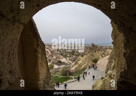 Göreme Freilichtmuseum in Kappadokien, in der Provinz Nevsehir in Zentralanatolien, Türkei. Es ist ein klösterlicher Komplex mit sehr gut erhaltenen geschnitzten Kirchen in den vulkanischen Felsen. Die Kirchen stammen aus dem 10.. Jahrhundert und sind heute UNESCO-Weltkulturerbe. Das breitere Gebiet wurde von den Griechen gebaut, um vor Kämpfen in der Vergangenheit geschützt zu werden. Bis 1923 lebten hier noch Griechen. Die Kirchen hier sind berühmt für die Fresken, aber berühmt sind auch die bekannten Feenkamine, die vulkanische Felsformationen in einer hohen konischen Form sind. (Foto von Nicolas Economou/NurPhoto) Stockfoto