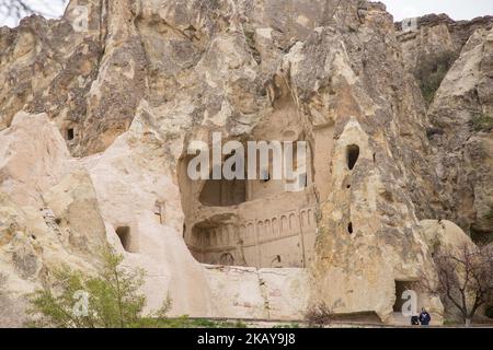 Göreme Freilichtmuseum in Kappadokien, in der Provinz Nevsehir in Zentralanatolien, Türkei. Es ist ein klösterlicher Komplex mit sehr gut erhaltenen geschnitzten Kirchen in den vulkanischen Felsen. Die Kirchen stammen aus dem 10.. Jahrhundert und sind heute UNESCO-Weltkulturerbe. Das breitere Gebiet wurde von den Griechen gebaut, um vor Kämpfen in der Vergangenheit geschützt zu werden. Bis 1923 lebten hier noch Griechen. Die Kirchen hier sind berühmt für die Fresken, aber berühmt sind auch die bekannten Feenkamine, die vulkanische Felsformationen in einer hohen konischen Form sind. (Foto von Nicolas Economou/NurPhoto) Stockfoto