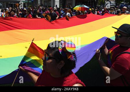 Menschen tragen eine riesige Regenbogenfahne während der LA Pride Parade in West Hollywood, Kalifornien, am 10. Juni 2018. Die jährliche LGBTQ-Feier zog schätzungsweise 150.000 Menschen an. (Foto von Ronen Tivony/NurPhoto) Stockfoto