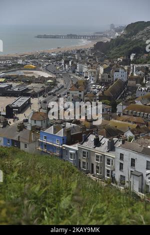 Das tägliche Leben wird am 10. Juni 2018 in der Stadt Hastings, East Sussex, dargestellt. Hastings ist eine Stadt und ein Stadtteil in East Sussex an der Südküste Englands. Hastings verdankt seinen Namen der Schlacht von Hastings, die 1066 auf dem Senlac-Hügel 8 Meilen (13 km) nördlich stattfand. Die Stadt wurde später zu einem der mittelalterlichen Cinque Ports, und ein beliebter Badeort im 19. Jahrhundert mit dem Kommen der Eisenbahn. Heute ist Hastings ein Fischereihafen mit einer Strandflotte. (Foto von Alberto Pezzali/NurPhoto) Stockfoto