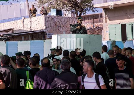 Palästinenser warten am Kontrollpunkt Nr. 300 von Bethlehem, um während des Ramadan nach Jerusalem zu kommen, um am 11. Juni 2018 am Abendgebet in Bethlehem, Palästina, teilzunehmen. Immer mehr Palästinenser werden die Al Aqsa Moschee besuchen, während der Ramadan zu Ende geht. (Foto: Dominika Zarzycka/NurPhoto) Stockfoto