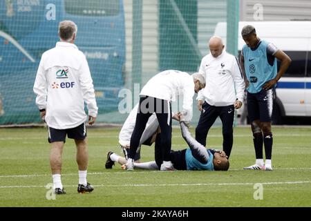 Frankreichs Stürmer Kylian Mbappe (C) reagiert, nachdem er sich am 12. Juni 2018 im Glebovets-Stadion in Istra vor dem Fußballweltcup in Russland 2018 bei einer Trainingseinheit verletzt hat. (Foto von Mehdi Taamallah/NurPhoto) Stockfoto