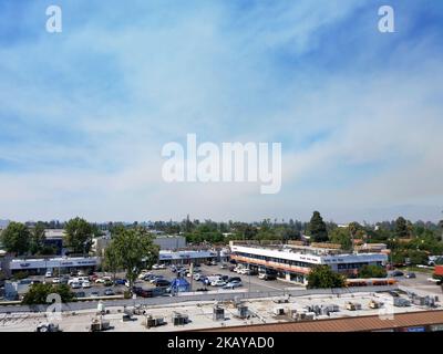 Der Rauch steigt im gesamten San Fernando Valley in Los Angeles, als die Feuerwehrleute am 12. Juni in Sherman Oaks, CA, USA, um die Eindämmung des Feuers von Portola kämpfen. 2018. (Foto von John Fredricks/NurPhoto) Stockfoto