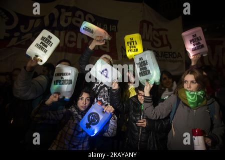 Tausende nehmen an einer Demonstration für (grünes Taschentuch) und Hunderte gegen (hellblaues Taschentuch und pinkfarbene Ballone) der Legalisierung von Abtreibungen außerhalb des Kongresses Teil, während die Gesetzgeber in Buenos Aires, Argentinien, am 13. Juni 2018 über ein Abtreibungsgesetz debattieren und abstimmen. (Foto von Matias Jovet/NurPhoto) Stockfoto