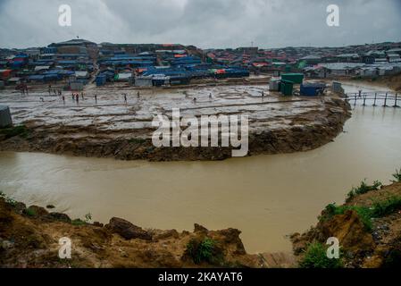 Eine Gruppe von rohingya-Flüchtlingen spielt am 13. Juni 2018 auf dem leeren rohingya-Notunterstellungsregal in kutupalong in Cox’s Bazar, Bangladesch, Fußball. Hunderte von rohingya-Zelten sind an einen anderen Ort gebracht worden, da dieser Lebensraum durch Überflutung bedroht war. (Foto von Masfiqur Sohan/NurPhoto) Stockfoto