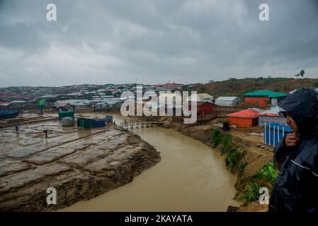 Eine Gruppe von rohingya-Flüchtlingen spielt am 13. Juni 2018 auf dem leeren rohingya-Notunterstellungsregal in kutupalong in Cox’s Bazar, Bangladesch, Fußball. Hunderte von rohingya-Zelten sind an einen anderen Ort gebracht worden, da dieser Lebensraum durch Überflutung bedroht war. (Foto von Masfiqur Sohan/NurPhoto) Stockfoto