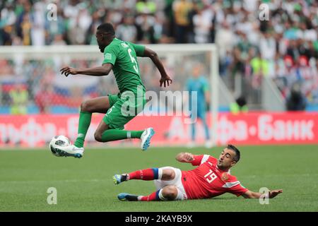 Verteidiger Omar Othman von Saudi-Arabien Nationalmannschaft und Mittelfeldspieler Alexander Samedow von Russland Nationalmannschaft während der Gruppe Ein Spiel zwischen Russland und Saudi-Arabien bei der Fußball-Weltmeisterschaft 2018 im Luschniki-Stadion in Moskau, Russland, Dienstag, 14. Juni 2018. (Foto von Anatolij Medved/NurPhoto) Stockfoto