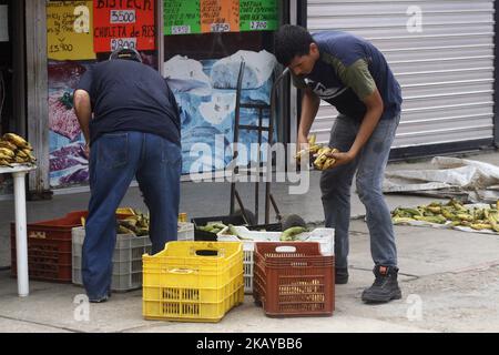 Es ist für einen venezolanischen Arbeiter unmöglich, am 14. Juni 2018 in Maracaibo Lebensmittel zu kaufen. Einen Tag nach der Zahlung der vierzehn Tage, wenn die Kosten für den Familienkostkorb in die dreißig Tage geteilt werden, die er einen Monat hat, braucht der Familienoberhaupt ein Einkommen von mindestens 1,7 Millionen Bolivaren pro Tag, Das heißt, der Mindestlohn in Venezuela, es reicht nicht aus, für eine fünfköpfige Familie auch nur einen Tag zu essen, und es werden Knollen, Bananen, Maniok, Käse und Brot verwendet. (Foto von Humberto Matheus/NurPhoto) Stockfoto