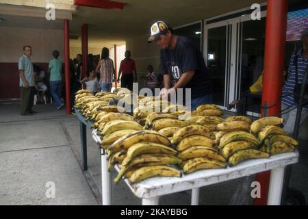 Es ist für einen venezolanischen Arbeiter unmöglich, am 14. Juni 2018 in Maracaibo Lebensmittel zu kaufen. Einen Tag nach der Zahlung der vierzehn Tage, wenn die Kosten für den Familienkostkorb in die dreißig Tage geteilt werden, die er einen Monat hat, braucht der Familienoberhaupt ein Einkommen von mindestens 1,7 Millionen Bolivaren pro Tag, Das heißt, der Mindestlohn in Venezuela, es reicht nicht aus, für eine fünfköpfige Familie auch nur einen Tag zu essen, und es werden Knollen, Bananen, Maniok, Käse und Brot verwendet. (Foto von Humberto Matheus/NurPhoto) Stockfoto