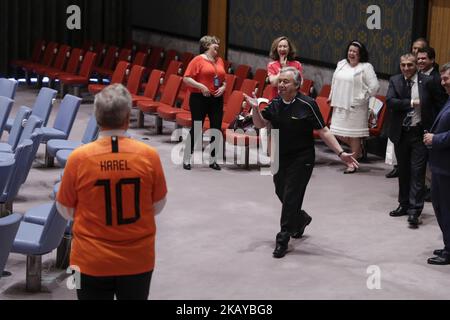 United Nations, New York, USA, Juni 14 2018 - Mitglieder des Sicherheitsrats, die Trikots ihrer Nationalmannschaften trugen, versammelten sich heute in der Kammer zur Eröffnung der diesjährigen FIFA-Weltmeisterschaft im UN-Hauptquartier in New York City. Generalsekretär Antonio Guterres verwendet ein Schiedsrichtertrikot. (Foto von Luiz Rampelotto/NurPhoto) Stockfoto