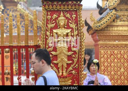 Eine Innenansicht von Menschen, die im Wat Phrathat Doi Suthep Tempel in der Nähe von Chiang Mai beten. Am Mittwoch, den 13. Juni 2018, im Wat Phrathat Doi Suthep, Chiang Mai, Thailand. (Foto von Artur Widak/NurPhoto) Stockfoto