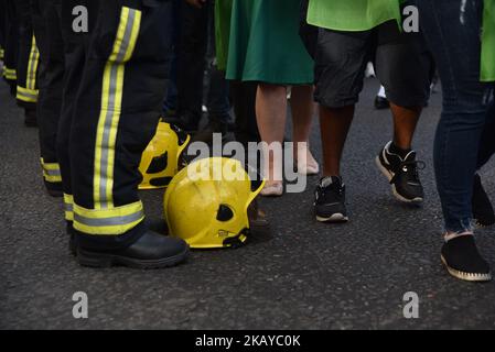 Feuerwehrleute säumen die Straße und machen einen stillen marsch zum St. Mark's Park (Kensington Memorial Park), wo am 14. Juni 2018 in London, England, ein offener Iftar zum einjährigen Jahrestag des Brandes im Grenfell Tower stattfinden wird. In einer der schlimmsten urbanen Tragödien Großbritanniens seit dem Zweiten Weltkrieg brach am 14. Juni 2017 im 24-stöckigen Grenfell Tower ein verheerender Brand aus, bei dem 72 Menschen an dem Brand im öffentlichen Wohngebäude im Londoner Stadtteil North Kensington starben. (Foto von Alberto Pezzali/NurPhoto) Stockfoto