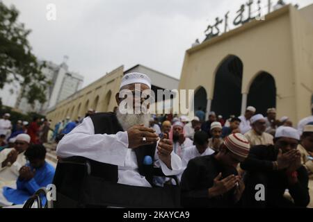 Dhaka, Bangladesch. Muslimische Anhänger aus Bangladesch nehmen am 16. Juni 2018 am Eid-ul-Fitr-Gebet in einer Moschee in Dhaka, Bangladesch, Teil. Muslime auf der ganzen Welt feiern das Eid-ul-Fitr-Fest mit ihren Familien und Freunden am Ende des Fastenmonats Ramadan. (Foto von Rehman Asad/NurPhoto) Stockfoto