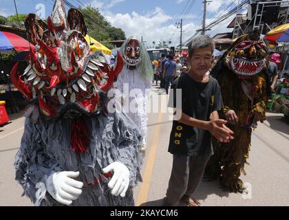 Die Thais tragen Masken, die die Geister der Toten darstellen, die während des jährlichen Phi Ta Khon oder Ghost Festivals in Dan Sai, Provinz Loei, nordöstlich von Bangkok, am 16. Juni 2018 zum Leben erweckt werden. Die Veranstaltung wurde durchgeführt, um den Tourismus in Thailand zu fördern. (Foto von Chaiwat Subprasom/NurPhoto) Stockfoto