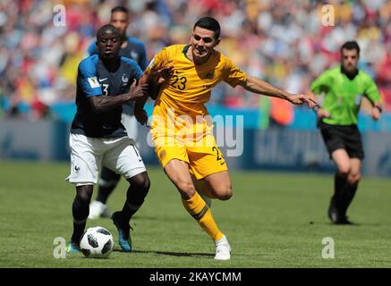 Mittelfeldspieler N'Golo Kante aus der französischen Nationalmannschaft und Mittelfeldspieler Tom Rogic aus der australischen Nationalmannschaft, die am 16. Juni 2018 in der Kazan Arena in Kazan, Russland, ein Fußballspiel der FIFA-Weltmeisterschaft 2018 zwischen Frankreich und Australien ausgetragen hat. (Foto von Anatolij Medved/NurPhoto) Stockfoto