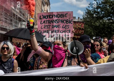 Zehntausende nehmen am 16. Juni 2018 an der jährlichen Gay Pride Parade in Lyon, Ostfrankreich, Teil. Zehntausende gingen mit Regenbogenfahnen auf die Straße und verurteilten Diskriminierung in all ihren Formen. (Foto von Nicolas Liponne/NurPhoto) Stockfoto