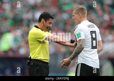 Schiedsrichter Alireza Faghani und Mittelfeldspieler Toni Kroos aus der deutschen Nationalmannschaft beim Spiel der Gruppe F zwischen Deutschland und Mexiko bei der Fußball-Weltmeisterschaft 2018 im Luzhniki-Stadion in Moskau, Russland, Sonntag, 17. Juni 2018. (Foto von Anatolij Medved/NurPhoto) Stockfoto