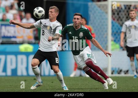 Mittelfeldspieler Toni Kroos aus der deutschen Nationalmannschaft und Verteidiger Hector Herrera aus der mexikanischen Nationalmannschaft beim Spiel der Gruppe F zwischen Deutschland und Mexiko bei der Fußball-Weltmeisterschaft 2018 im Luzhniki-Stadion in Moskau, Russland, Sonntag, 17. Juni 2018. (Foto von Anatolij Medved/NurPhoto) Stockfoto