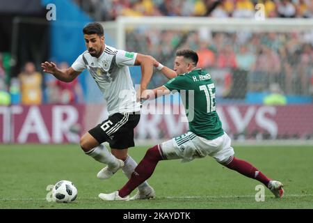 Mittelfeldspieler Sami Khedira aus der deutschen Nationalmannschaft und Verteidiger Hector Herrera aus der mexikanischen Nationalmannschaft beim Spiel der Gruppe F zwischen Deutschland und Mexiko bei der Fußball-Weltmeisterschaft 2018 im Luzhniki-Stadion in Moskau, Russland, Sonntag, 17. Juni 2018. (Foto von Anatolij Medved/NurPhoto) Stockfoto