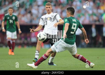 Mittelfeldspieler Thomas Müller aus der deutschen Nationalmannschaft und Stürmer Raul Jimenez aus der mexikanischen Nationalmannschaft während eines Fußballspieles der Gruppe F 2018 zwischen Deutschland und Mexiko am 16. Juni 2018 in der Kazan Arena in Kazan, Russland. (Foto von Anatolij Medved/NurPhoto) Stockfoto