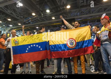 Menschen, die Iván Duque unterstützen, der in der zweiten Runde der Präsidentschaftswahlen 2018 zum neuen Präsidenten Kolumbiens gewählt wird, nachdem er am 17. Juni 2018 in Bogota, Kolumbien, die Präsidentschaftswahl gegen den linken Gustavo Petro gewonnen hatte. (Foto von Daniel Garzon Herazo/NurPhoto) Stockfoto