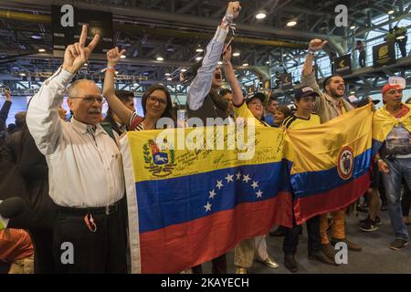 Menschen, die Iván Duque unterstützen, der in der zweiten Runde der Präsidentschaftswahlen 2018 zum neuen Präsidenten Kolumbiens gewählt wird, nachdem er am 17. Juni 2018 in Bogota, Kolumbien, die Präsidentschaftswahl gegen den linken Gustavo Petro gewonnen hatte. (Foto von Daniel Garzon Herazo/NurPhoto) Stockfoto