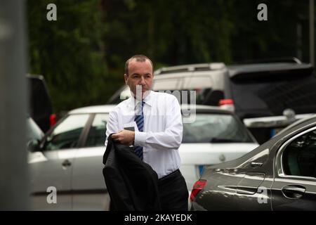 Der Chef der konservativen Fraktion im EU-parlament Manfred Weber verlässt sein Auto. Die Christlich-Soziale Union (CSU) hat am 18. Juni 2018 in München eine Vorstandssitzung abgehalten, in der sie mit Bundeskanzlerin Angela Merkel und ihrer Christlich-Demokratischen Union über die Flüchtlingskrise und Migration diskutierten. (Foto von Alexander Pohl/NurPhoto) Stockfoto