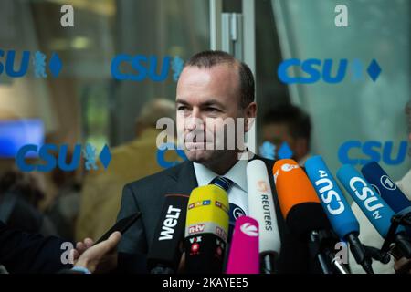 Der Chef der konservativen Fraktion im EU-parlament Manfred Weber gibt eine Erklärung ab. Die Christlich-Soziale Union (CSU) hat am 18. Juni 2018 in München eine Vorstandssitzung abgehalten, in der sie mit Bundeskanzlerin Angela Merkel und ihrer Christlich-Demokratischen Union über die Flüchtlingskrise und Migration diskutierten. (Foto von Alexander Pohl/NurPhoto) Stockfoto