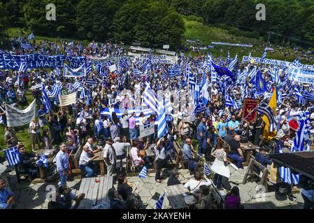 Demonstranten, die griechische Flaggen halten, stoßen bei einem Protest im Dorf Pisoderi nahe der Grenze zu Mazedonien in Nordgriechenland am 17. Juli 2018 auf die Bereitschaftspolizei, als die Außenminister Griechenlands und Mazedoniens eine historische vorläufige Vereinbarung über die Umbenennung Mazedoniens unterzeichneten. Die Außenminister Griechenlands und Mazedoniens unterzeichneten am 17. Juni ein historisches Vorabkommen, mit dem das kleine Balkanland in die Republik Nordmazedonien umbenannt werden soll, um einen 27-jährigen bilateralen Streit zu beenden. (Foto von N.E./NurPhoto) Stockfoto