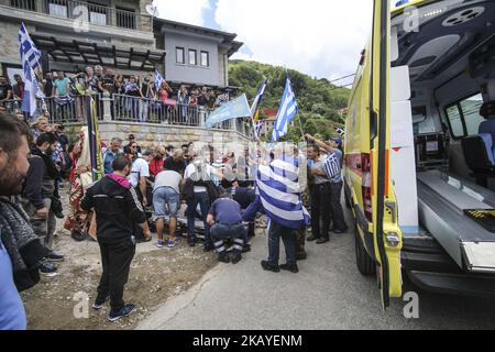 Demonstranten, die griechische Flaggen halten, stoßen bei einem Protest im Dorf Pisoderi nahe der Grenze zu Mazedonien in Nordgriechenland am 17. Juli 2018 auf die Bereitschaftspolizei, als die Außenminister Griechenlands und Mazedoniens eine historische vorläufige Vereinbarung über die Umbenennung Mazedoniens unterzeichneten. Die Außenminister Griechenlands und Mazedoniens unterzeichneten am 17. Juni ein historisches Vorabkommen, mit dem das kleine Balkanland in die Republik Nordmazedonien umbenannt werden soll, um einen 27-jährigen bilateralen Streit zu beenden. (Foto von N.E./NurPhoto) Stockfoto