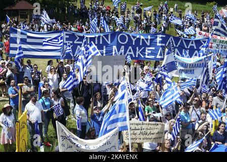 Demonstranten, die griechische Flaggen halten, stoßen bei einem Protest im Dorf Pisoderi nahe der Grenze zu Mazedonien in Nordgriechenland am 17. Juli 2018 auf die Bereitschaftspolizei, als die Außenminister Griechenlands und Mazedoniens eine historische vorläufige Vereinbarung über die Umbenennung Mazedoniens unterzeichneten. Die Außenminister Griechenlands und Mazedoniens unterzeichneten am 17. Juni ein historisches Vorabkommen, mit dem das kleine Balkanland in die Republik Nordmazedonien umbenannt werden soll, um einen 27-jährigen bilateralen Streit zu beenden. (Foto von N.E./NurPhoto) Stockfoto