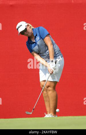 Ashleigh Buhai aus Südafrika folgt ihrem Schuss auf den 18. gree während der Finalrunde des Meijer LPGA Classic Golfturniers im Blythefield Country Club in Belmont, MI, USA Sonntag, 17. Juni 2018. (Foto von Jorge Lemus/NurPhoto) Stockfoto