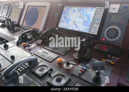 Navigationsbedienfeld und UKW-Funk. Arbeiten an der Schifffahrtsbrücke. Verschwommenes Bild. Stockfoto