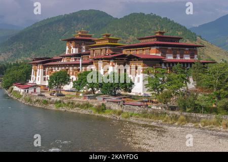 Landschaftlich reizvoller Blick auf das historische Wahrzeichen Punakha dzong am Ufer des Flusses Mo Chhu, Westbhutan Stockfoto