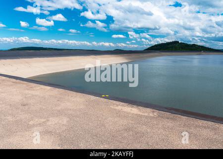 Betonreservoir auf dem Gipfel des Berges Żar mit Wasser gefüllt. Teil des Wasserkraftwerks in Porąbka, Polen. Wenige Gipfel der Beskiden Stockfoto