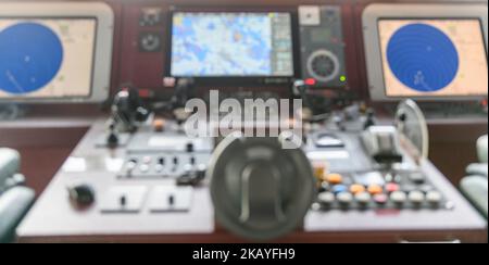 Navigationsbedienfeld und UKW-Funk. Arbeiten an der Schifffahrtsbrücke. Verschwommenes Bild. Stockfoto