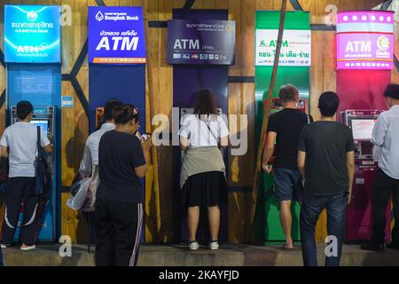 Ein Blick auf eine Reihe von Geldautomaten außerhalb eines lokalen Marktes in Chiang Mai. Am Mittwoch, den 13. Juni 2018, in Chiang Mai, Thailand. (Foto von Artur Widak/NurPhoto) Stockfoto