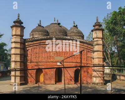 Landschaftsansicht der antiken Terrakotta-Fassade der historischen Atiya- oder Atia-Moschee im Bezirk Tangail, Bangladesch Stockfoto