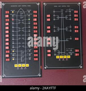 Bedienfeld der Navigationslichter auf der Schiffsbrücke Stockfoto