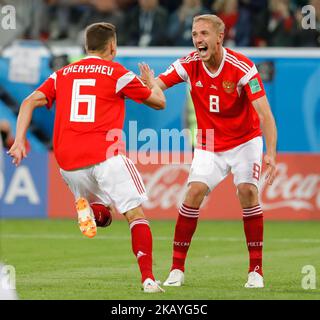 Denis Cheryshev (L) von der russischen Nationalmannschaft feiert sein Tor mit Yury Gazinsky während des FIFA World Cup Russia-Gruppe-A-Spiels zwischen Russland und Ägypten 2018 am 19. Juni 2018 im Sankt Petersburg-Stadion in Sankt Petersburg, Russland. (Foto von Mike Kireev/NurPhoto) Stockfoto