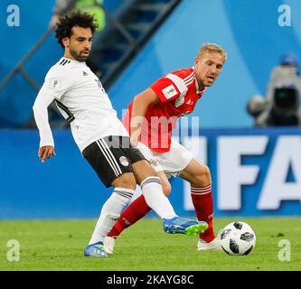 Yury Gazinsky (R) von der russischen Nationalmannschaft und Mohamed Salah von der ägyptischen Nationalmannschaft wetteifern am 19. Juni 2018 im Stadion Sankt Petersburg in Sankt Petersburg, Russland, um den Ball während des 2018 FIFA World Cup Russia Group A-Spiels zwischen Russland und Ägypten. (Foto von Mike Kireev/NurPhoto) Stockfoto